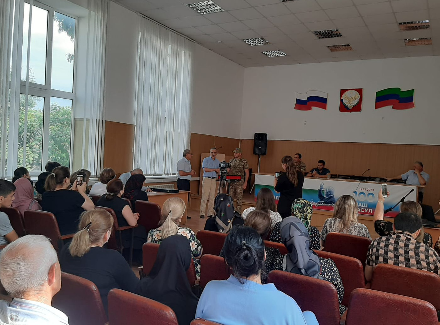 На мероприятии, приуроченному Дню Государственного Флага, участникам СВО были вручены памятные подарки